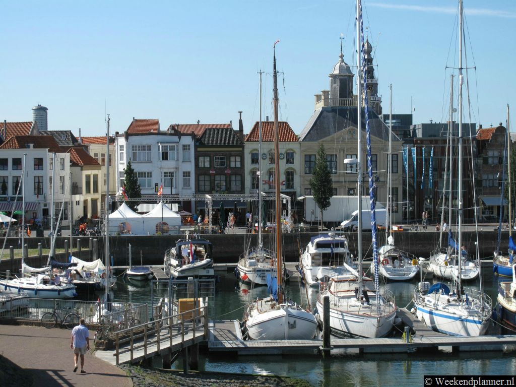 In het centrum van Vlissingen ligt de jachthaven Michiel de Ruyterhaven. Het is de vroegere vissershaven van de stad.  Tips: Huur eens een huisje in een vakantiepark bij Vlissingen.